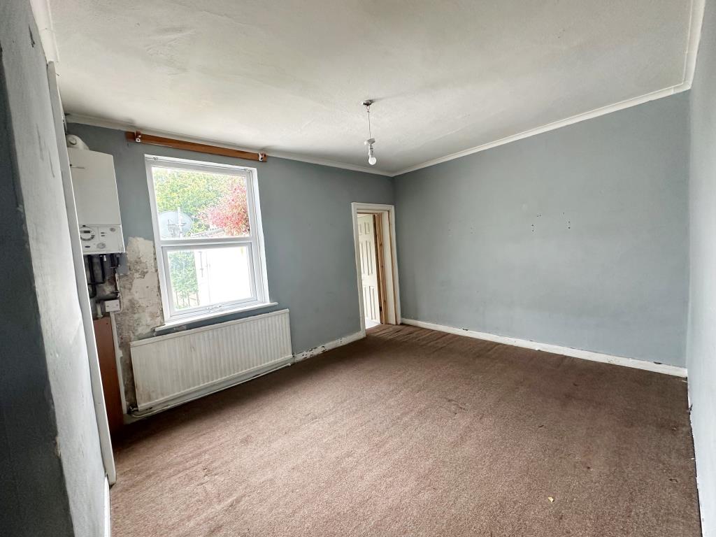 Lot: 115 - MID-TERRACE HOUSE FOR REFURBISHMENT - bedroom